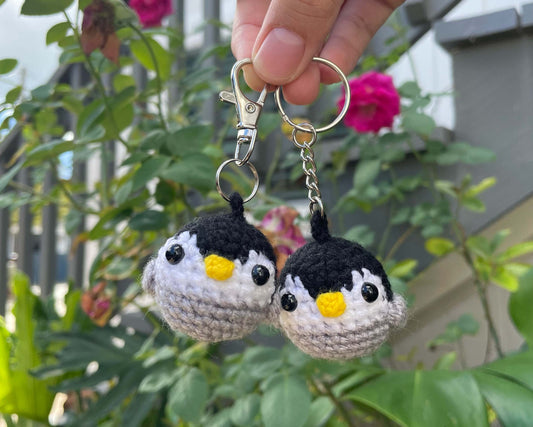 2 Pieces Matching Crochet Couples Keychains Kissing Penguins with Magnet