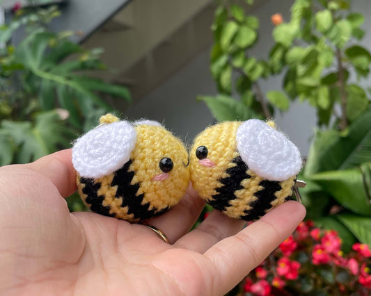 2 Pieces Matching Crochet Couples Keychains Kissing Bumble Bees with Magnet
