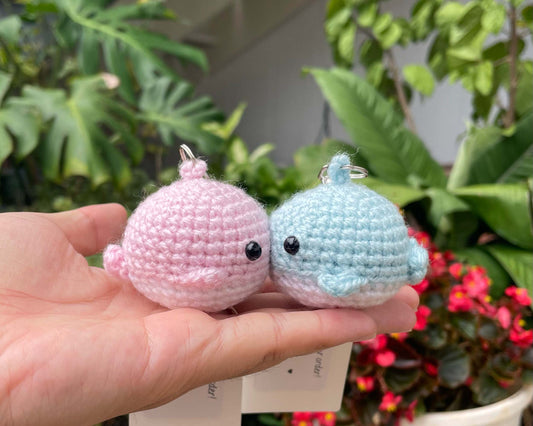 2 Pieces Matching Crochet Couples Keychains Kissing Whales with Magnet